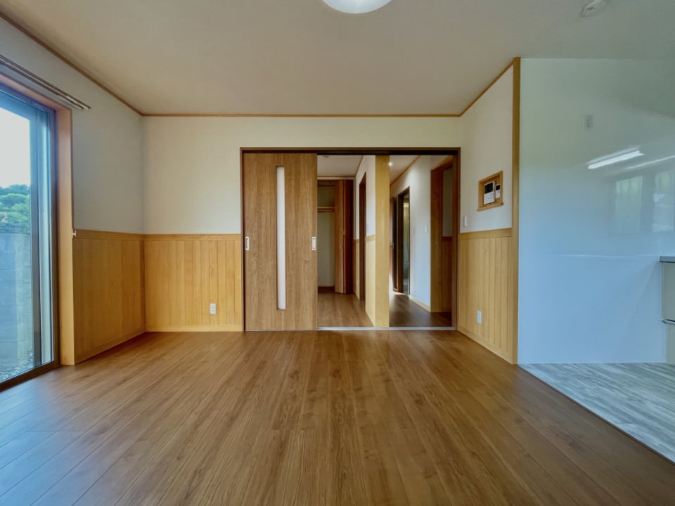 LDKの扉を開けると。右側が廊下、左側が洋室です