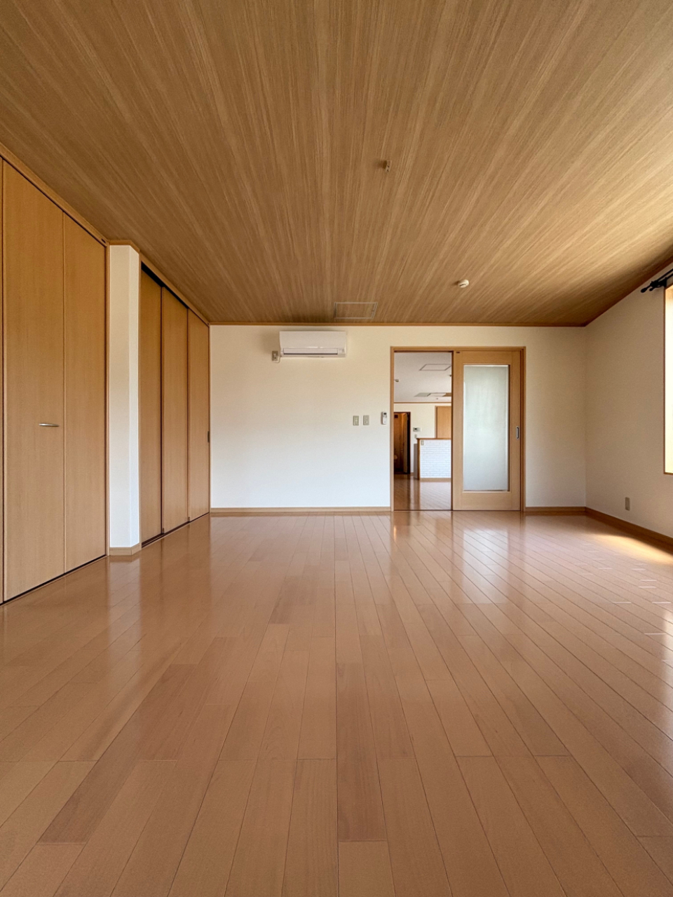 寝るだけではもったいない広さの洋室