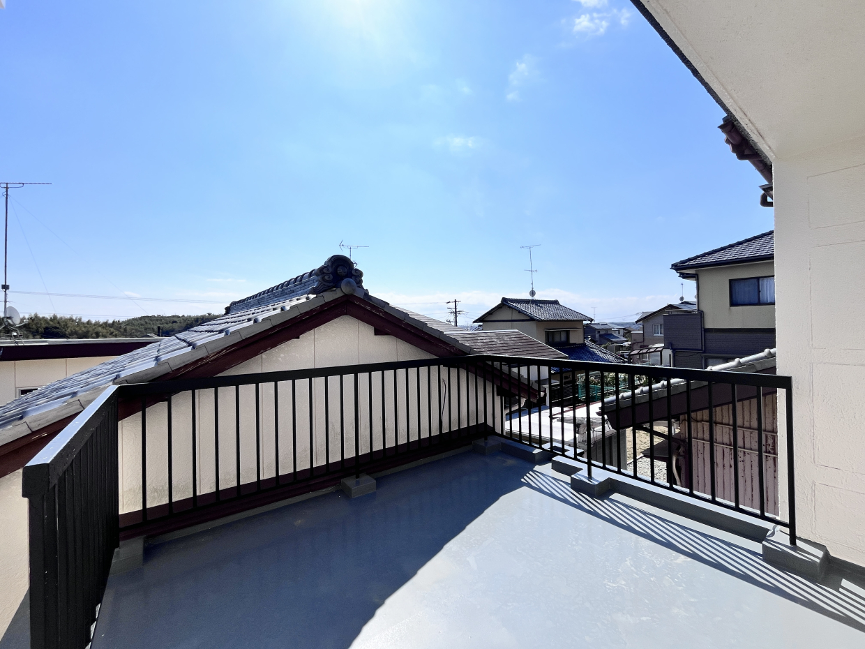 バルコニーは正方形。お布団のような大型のものを干すのにぴったり