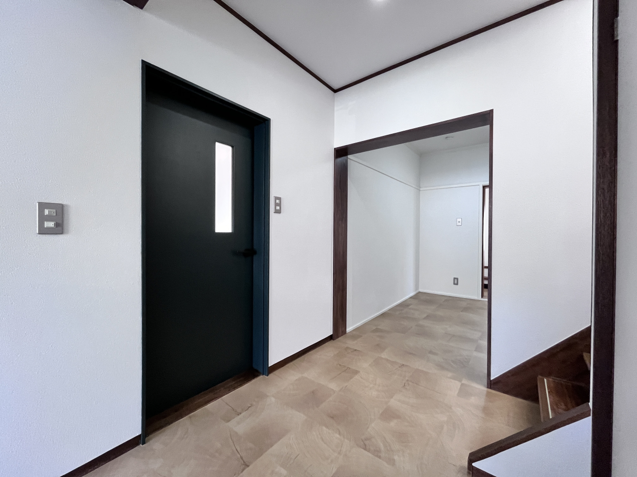 階段下目の前の扉の先がリビングです