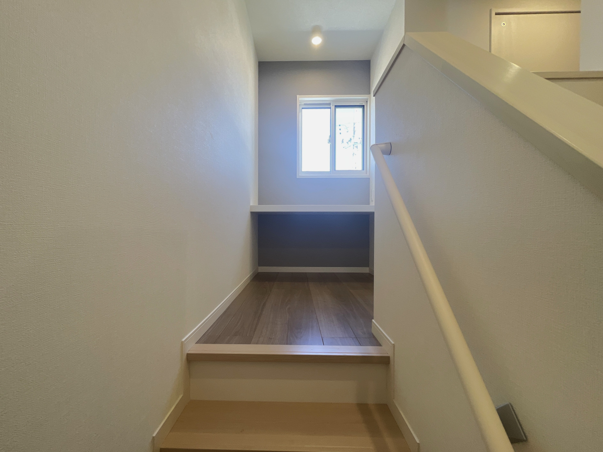 階段上が明るいのも良い。