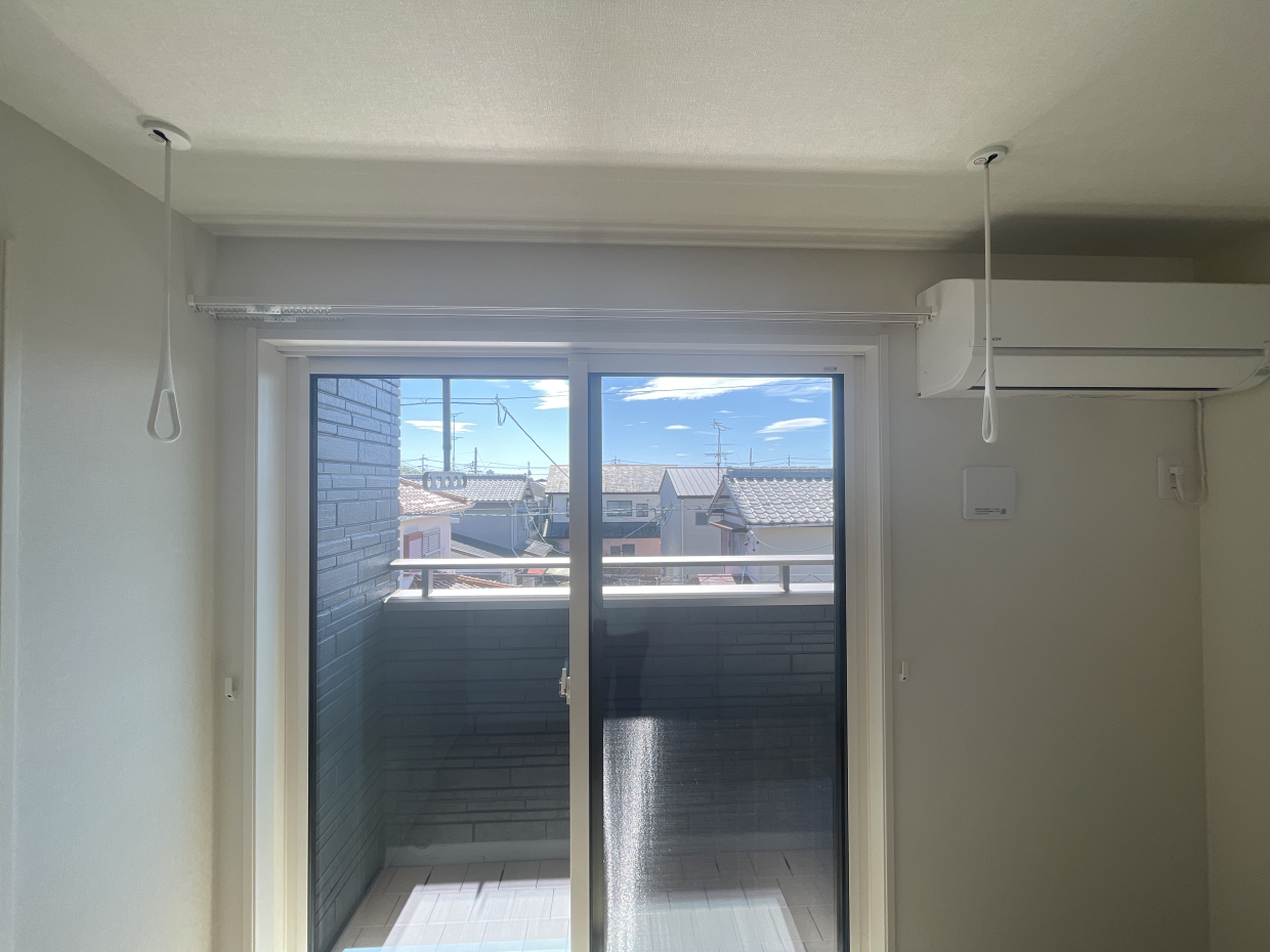 バルコニーへはこの寝室から。