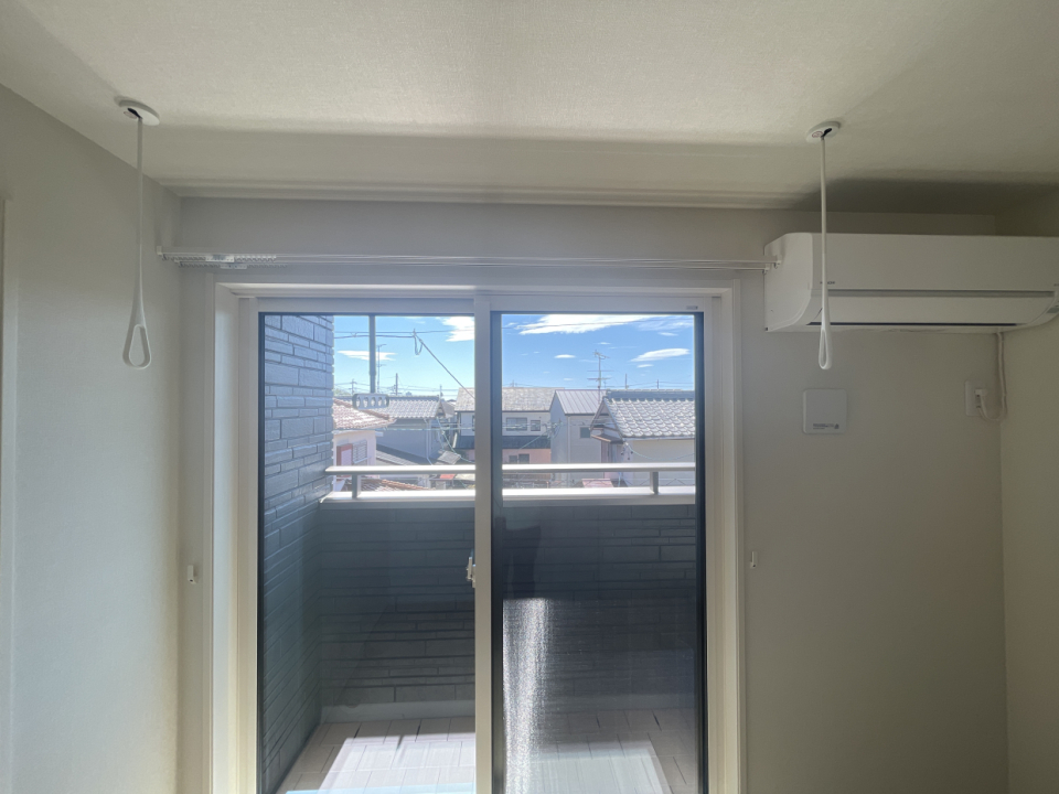 バルコニーへはこの寝室から。