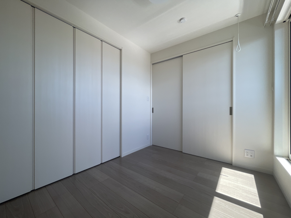 シンプルで落ち着くベッドルーム