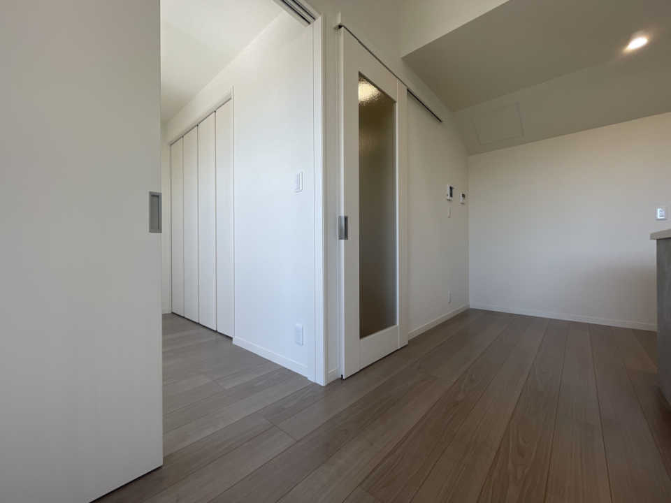 キッチン裏のドアから1階へ。