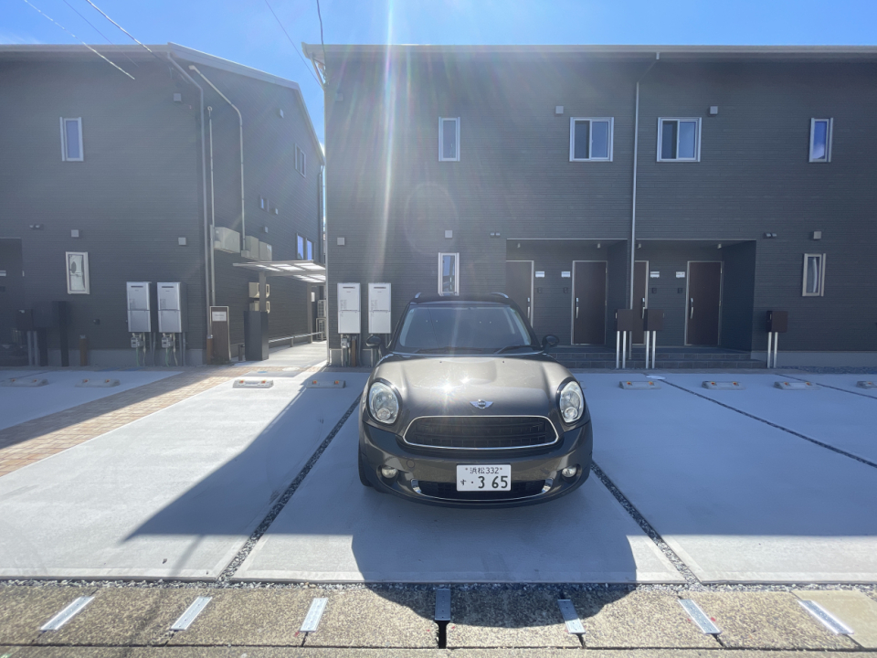 外観はダークグレーでかっこいい。