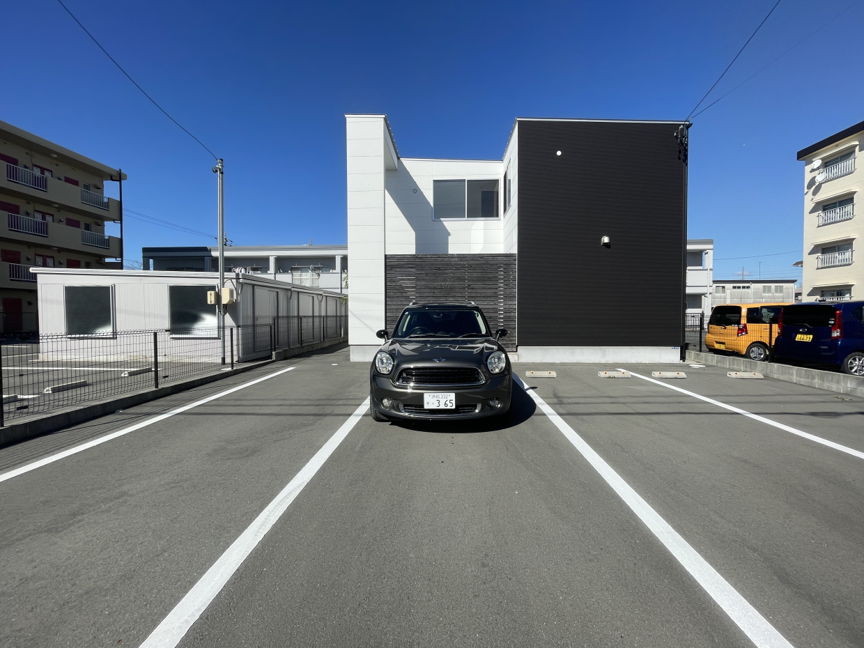 駐車場は2台無料ですが、左2つの区画が使えるので縦列で停められればMAX４台もいけるかも!?