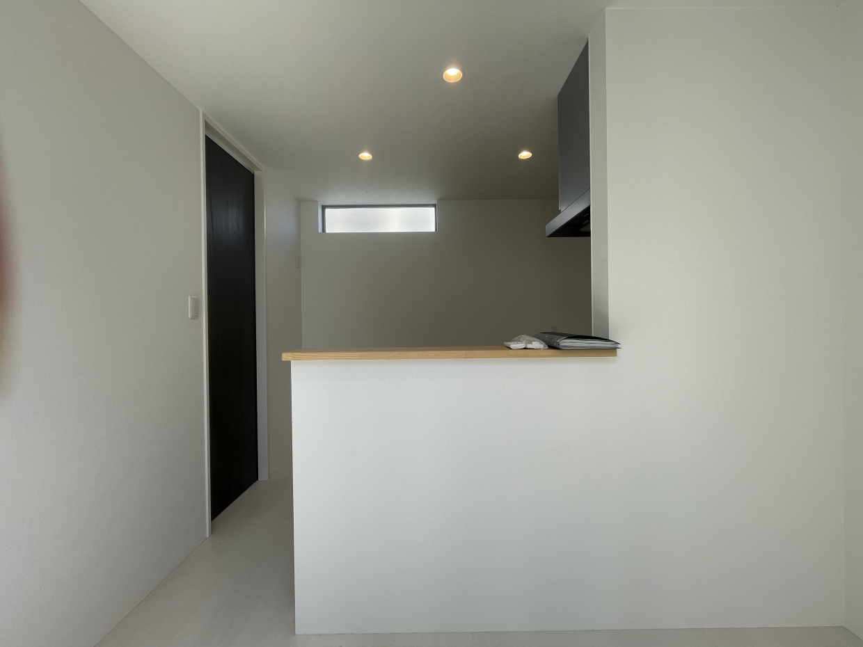 キッチンをはじめ、リビングや2階の洋室の暖色のダウンライトがついていておしゃれ