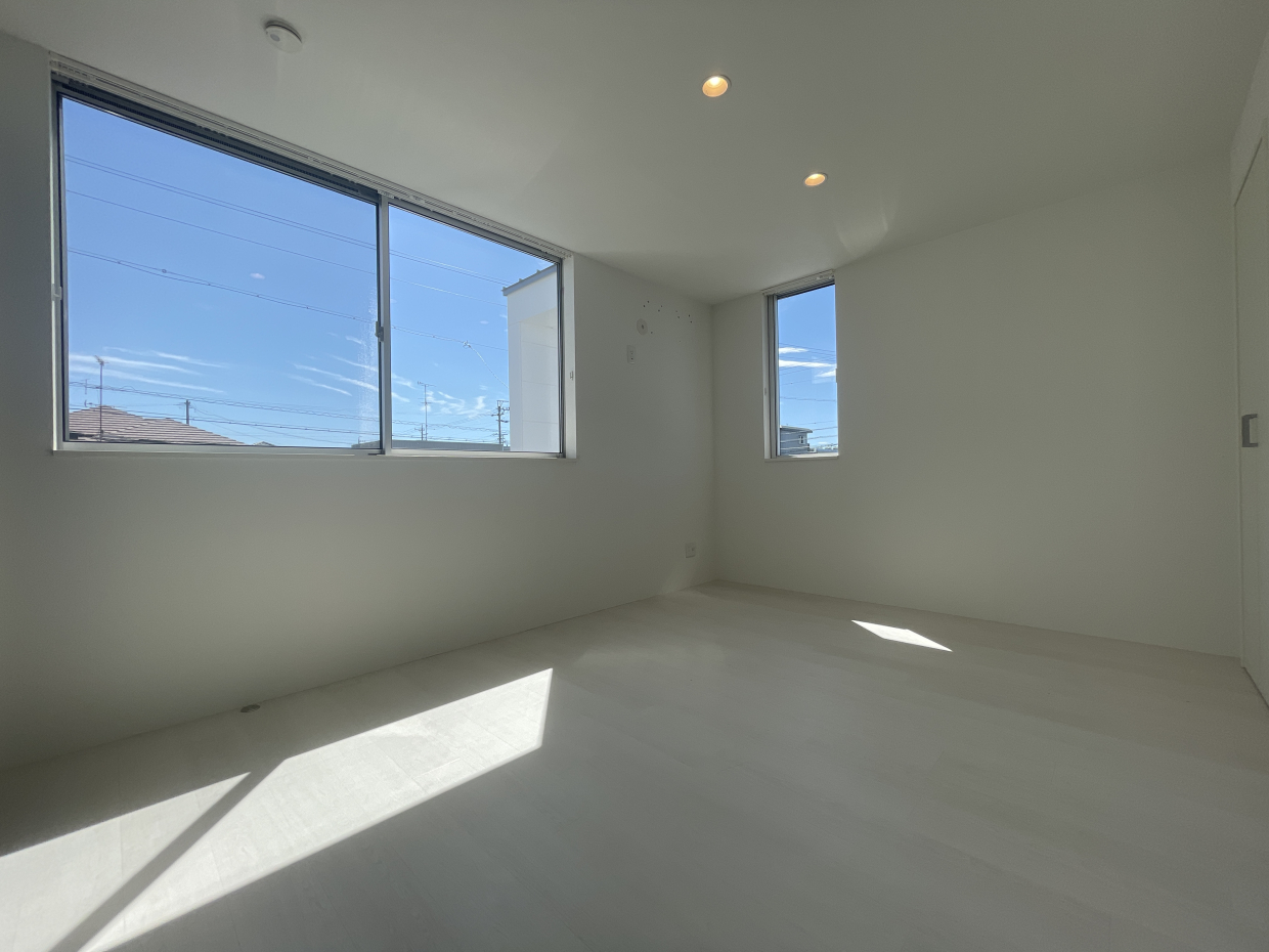 2階7.3帖の洋室。2面採光で明るい