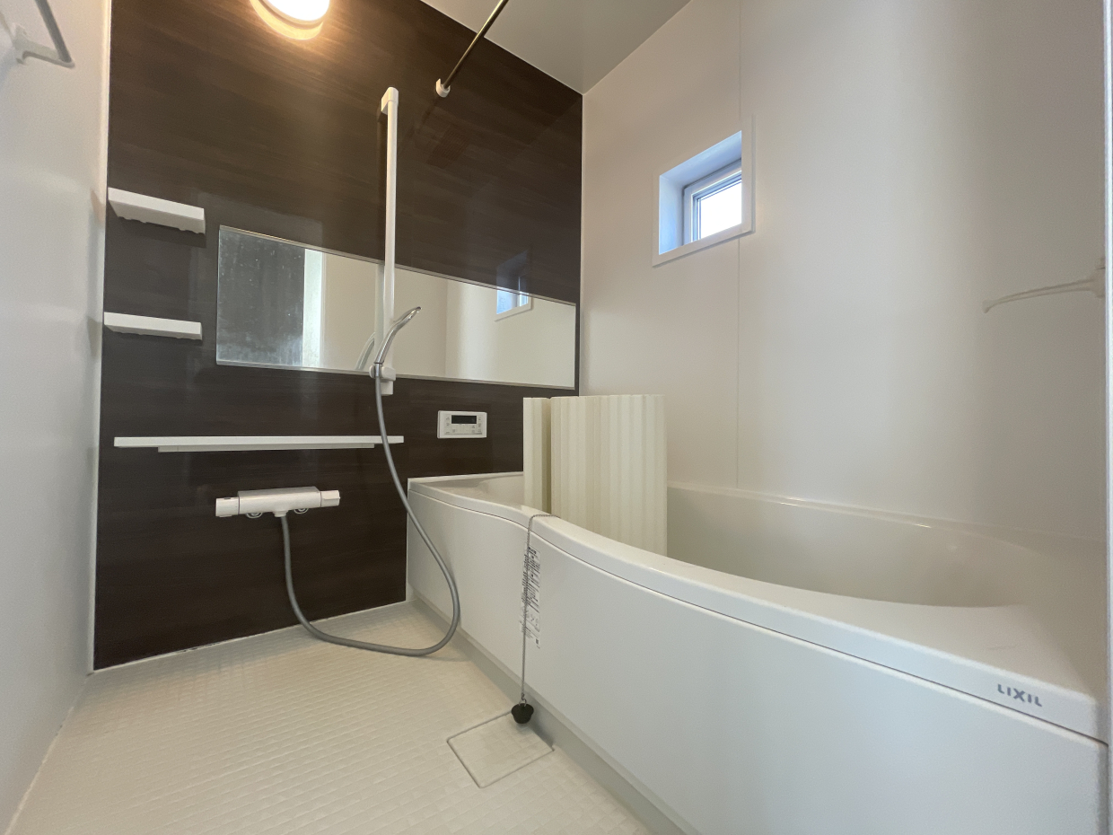 お風呂は浴室乾燥付き、浴槽も足を伸ばしてリラックスできそう