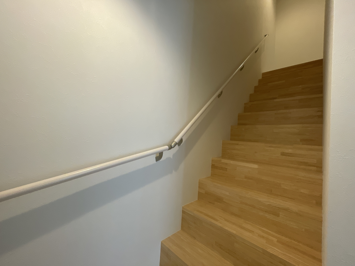 階段は手すり付き