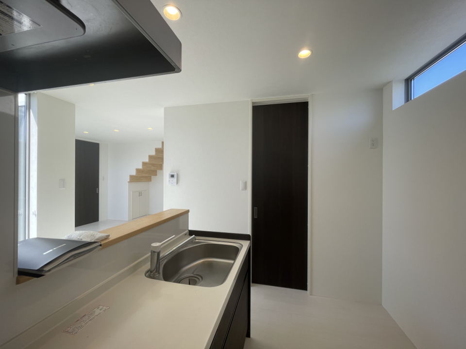 キッチンからワンステップで脱衣所に出入り出来て家事動線に優れています