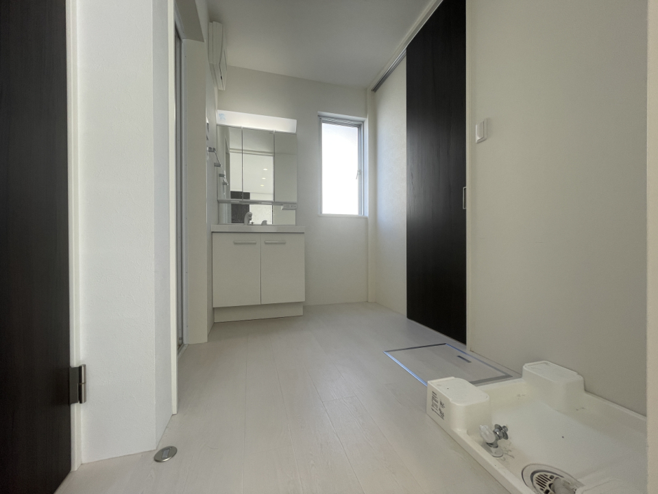 脱衣所はゆったり。洗濯機を使う後ろで家族が歯磨きしたりしていても大丈夫。