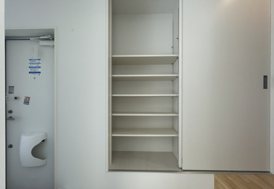 1階に戻ると階段下、玄関横に靴箱を兼ねた収納棚があります