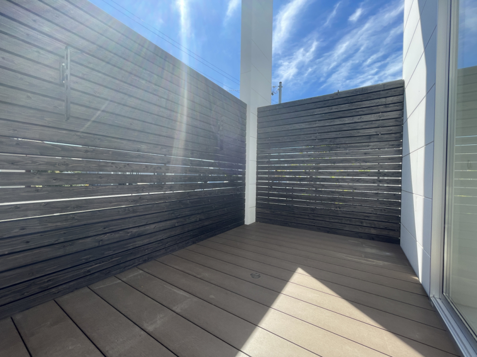 お子さん用のミニプールを出したり、デッキチェアを出して日向ぼっこしたりと夢が広がります