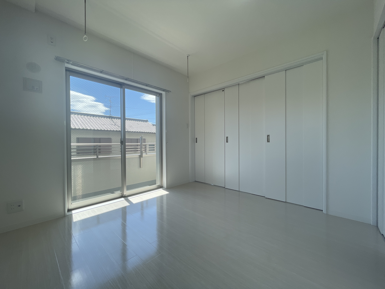 こちらは南側の洋室。