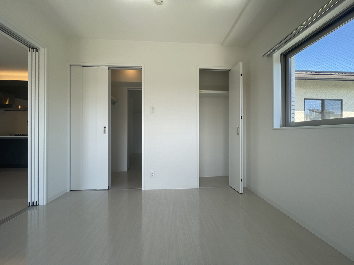 この扉たちはウォークインクローゼットと収納スペース