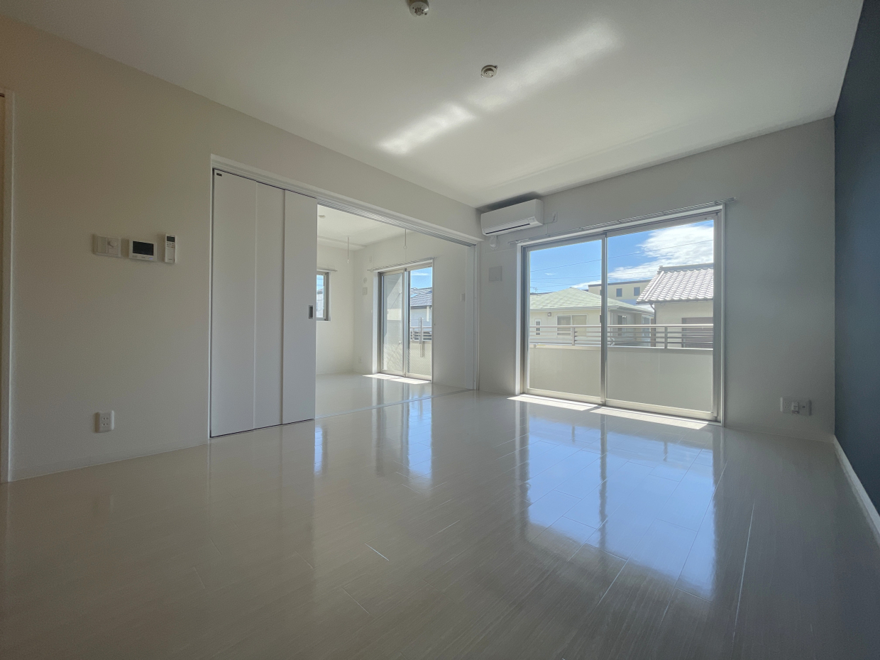 バルコニーへの扉も複数。