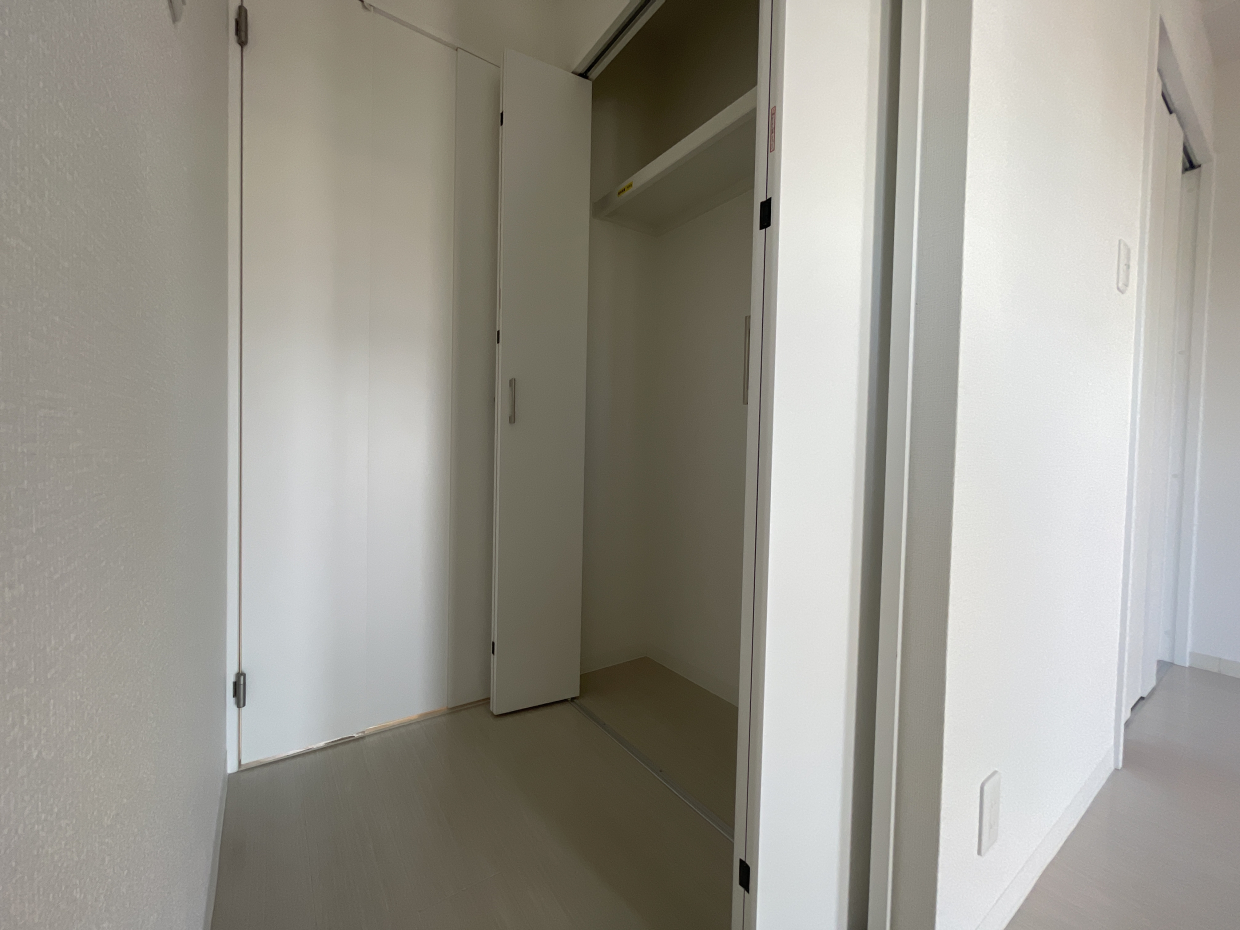 収納スペース横の扉から廊下へ。