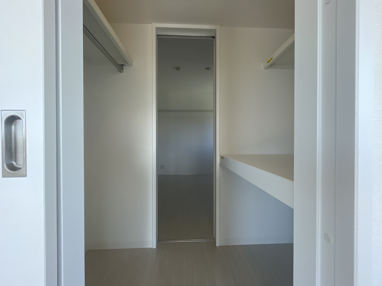 ウォークインクローゼットに入ると…