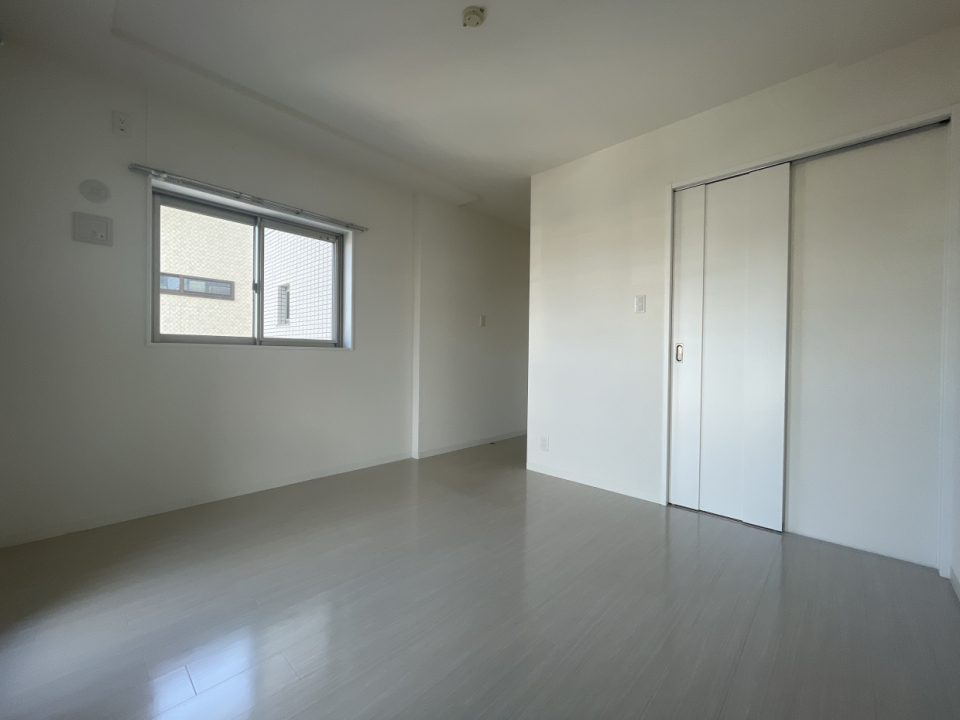 こちらは玄関横の7.4帖の洋室。