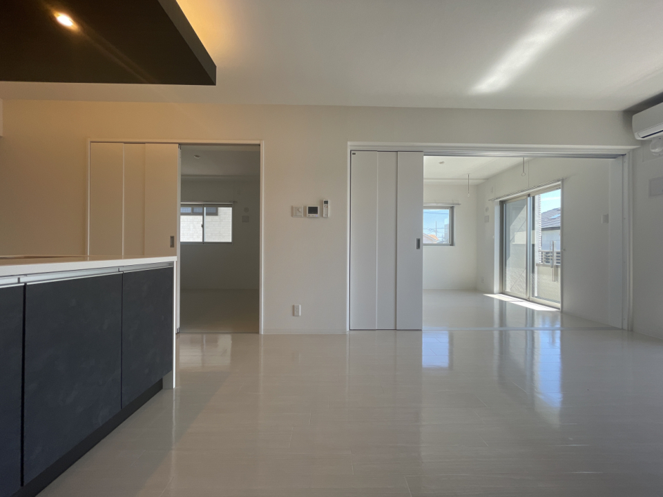 リビングの奥には6帖の洋室。