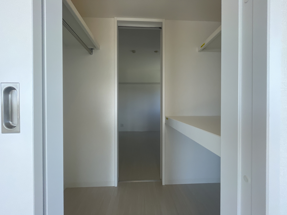 ウォークインクローゼットに入ると…