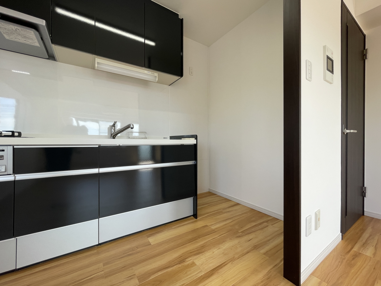 ちょっと伸びた壁が冷蔵庫置き場の目隠しになっています