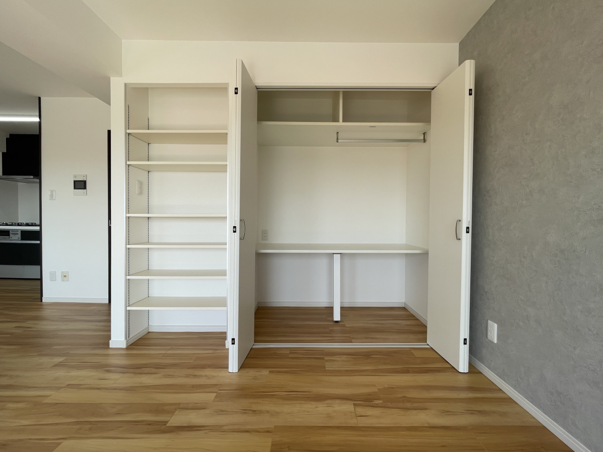 LDKにあるクローゼットとオープンシェルフ