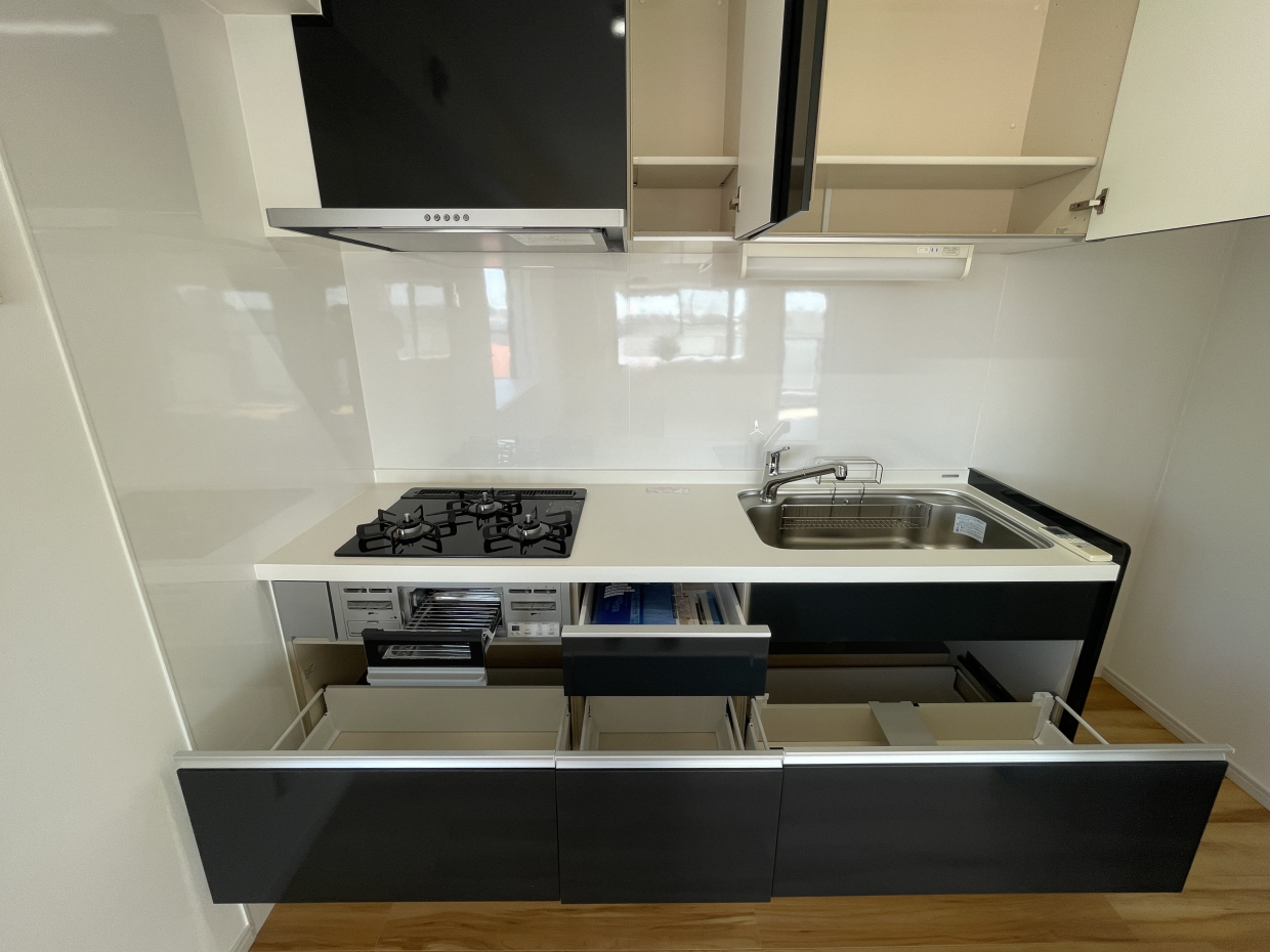 3口のガスコンロにグリル付き。収納のたっぷり