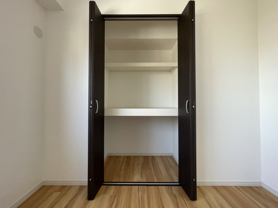 押入タイプのクローゼット