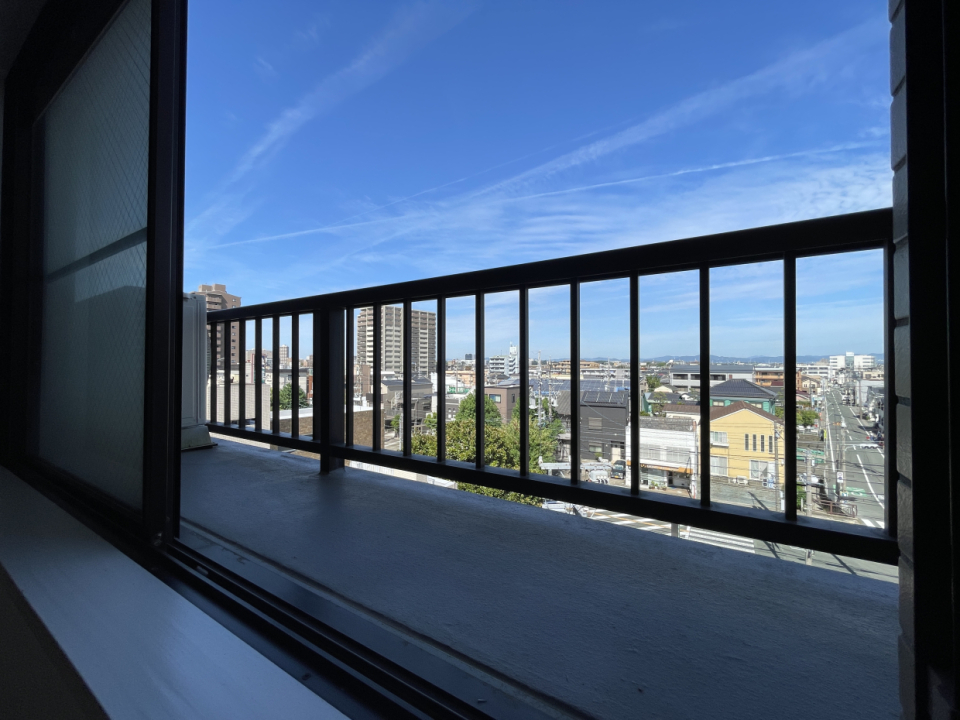 窓からの景色。5階なので青空が近い