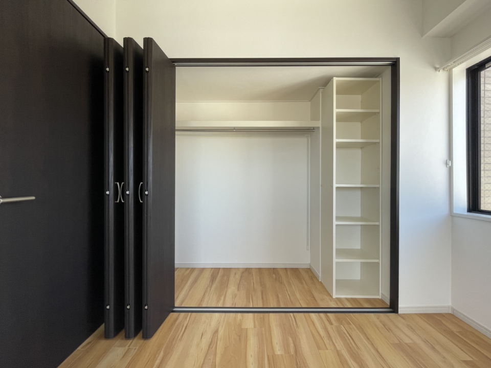 大きめのクローゼット。ハンガーパイプと備え付けの棚があります