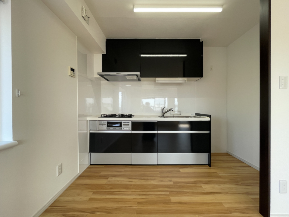 LDKの奥がゆるりとゾーニングされたキッチンスペース