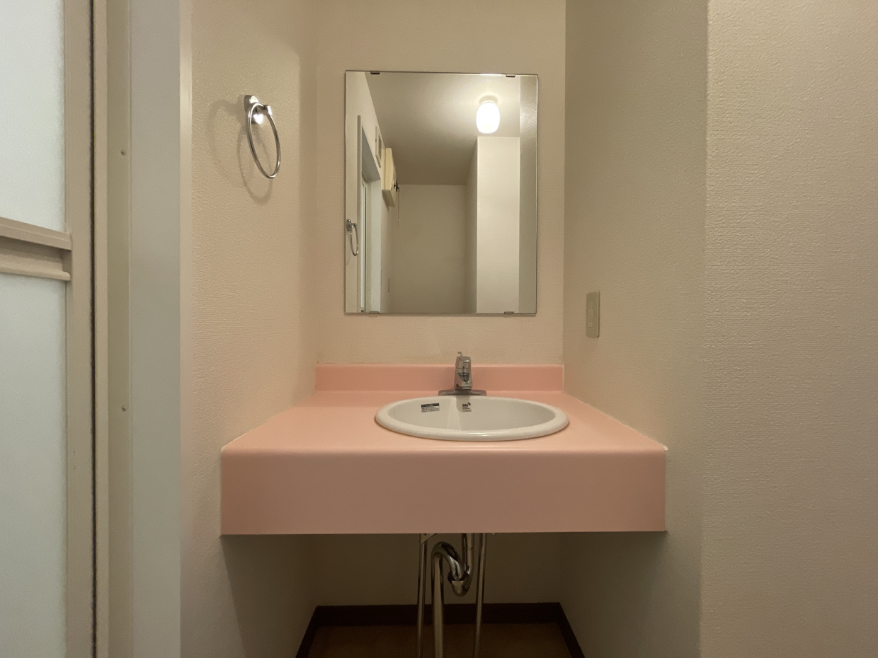 洗面台はどこかレトロ。