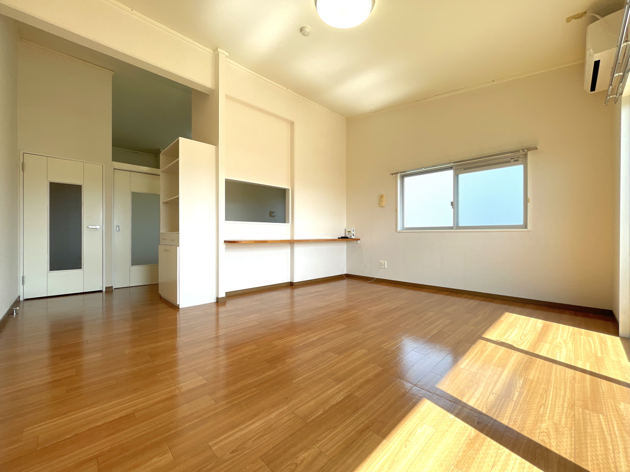 ペットとくつろぐ広々リビング。