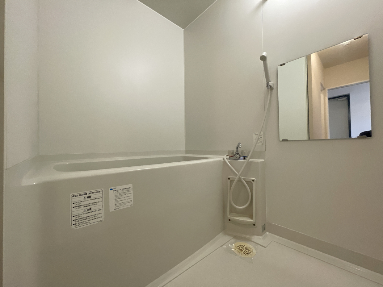 お風呂は深めでゆっくりできそう。