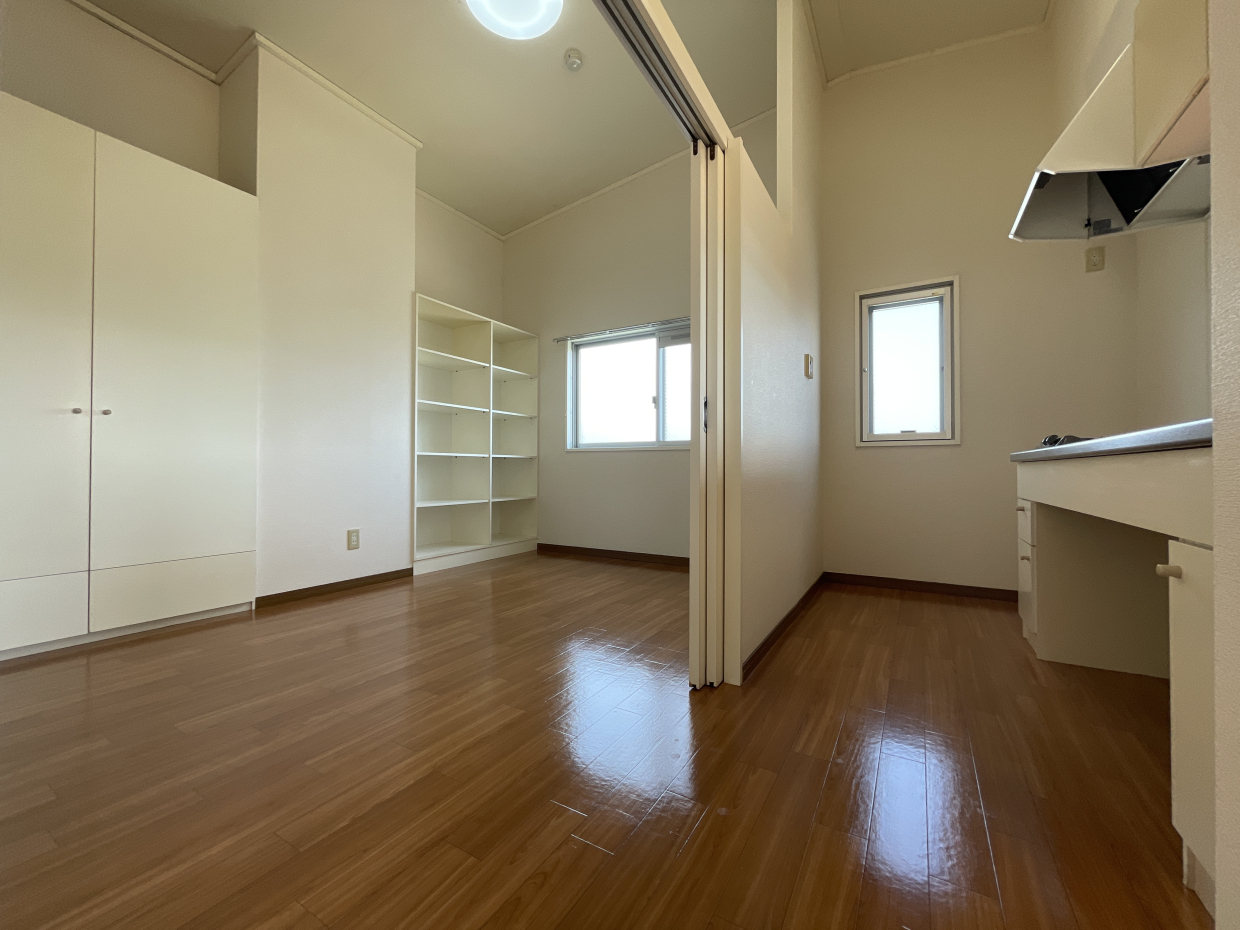 キッチン後ろは5.1帖の洋室。