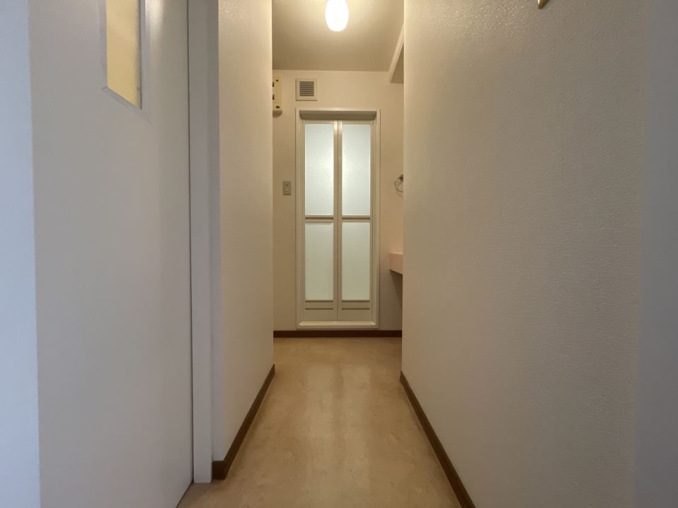 玄関から入ってすぐのところにお手洗いと洗面所。