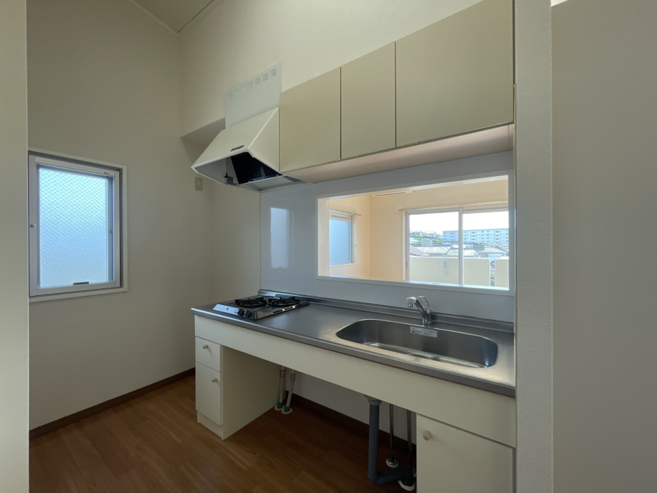 キッチン横の窓が光りを取り込んでくれます。