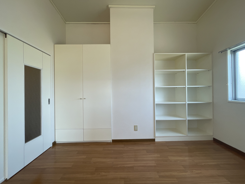 オープン棚とクローゼット。