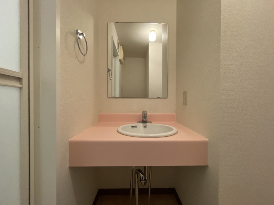 洗面台はどこかレトロ。