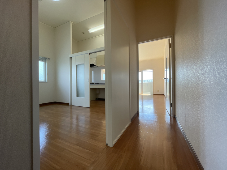 玄関から洋室、リビングへと続く廊下。