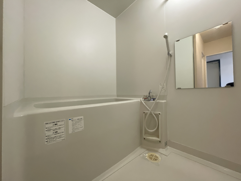 お風呂は深めでゆっくりできそう。