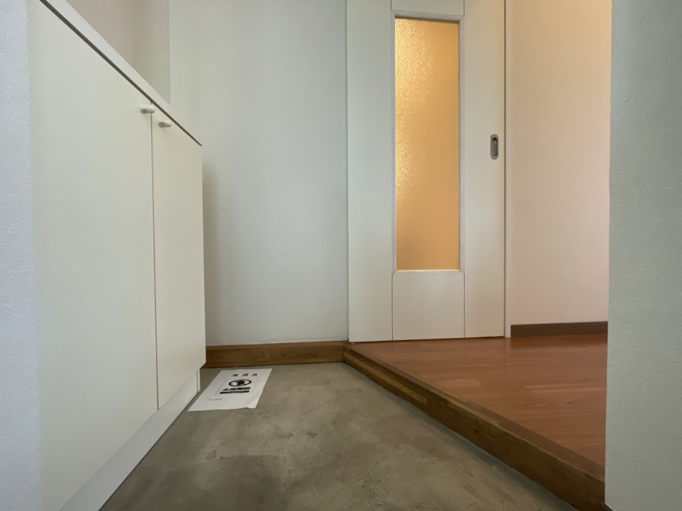 この扉の奥は洗面所なので開け放たない方がいいかも。