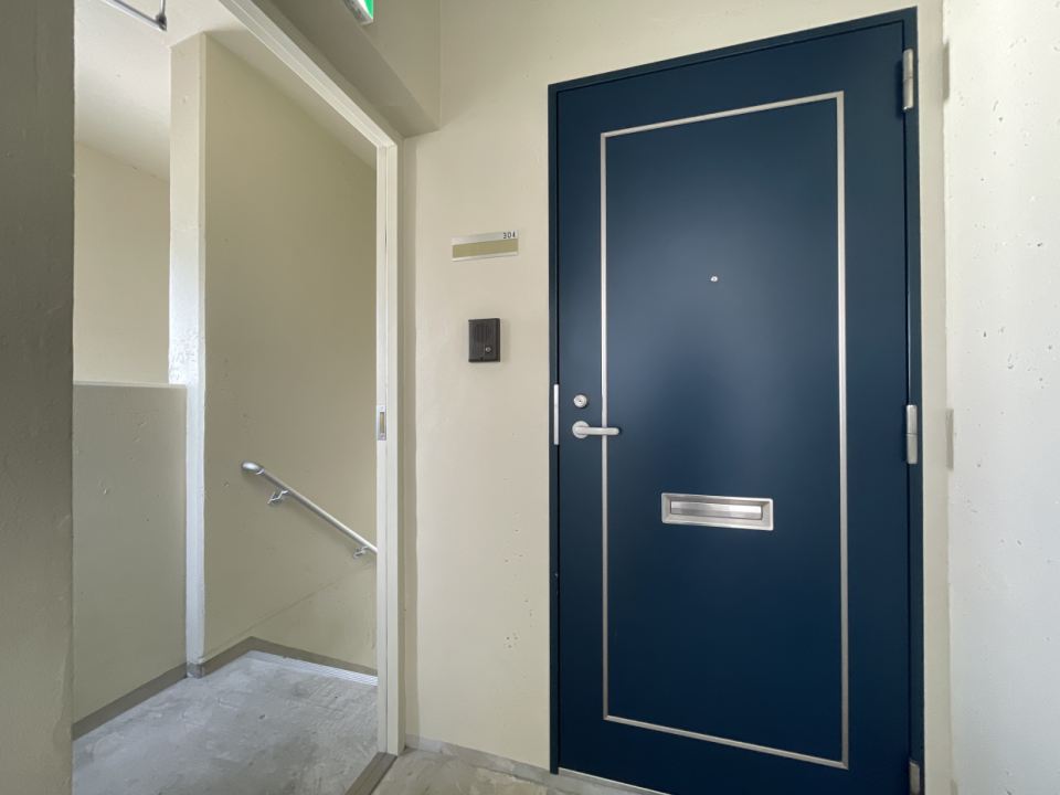 階段すぐのお部屋です。