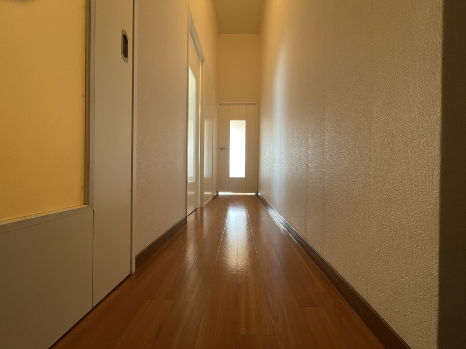 長めの廊下がリビングに向けて伸びています。