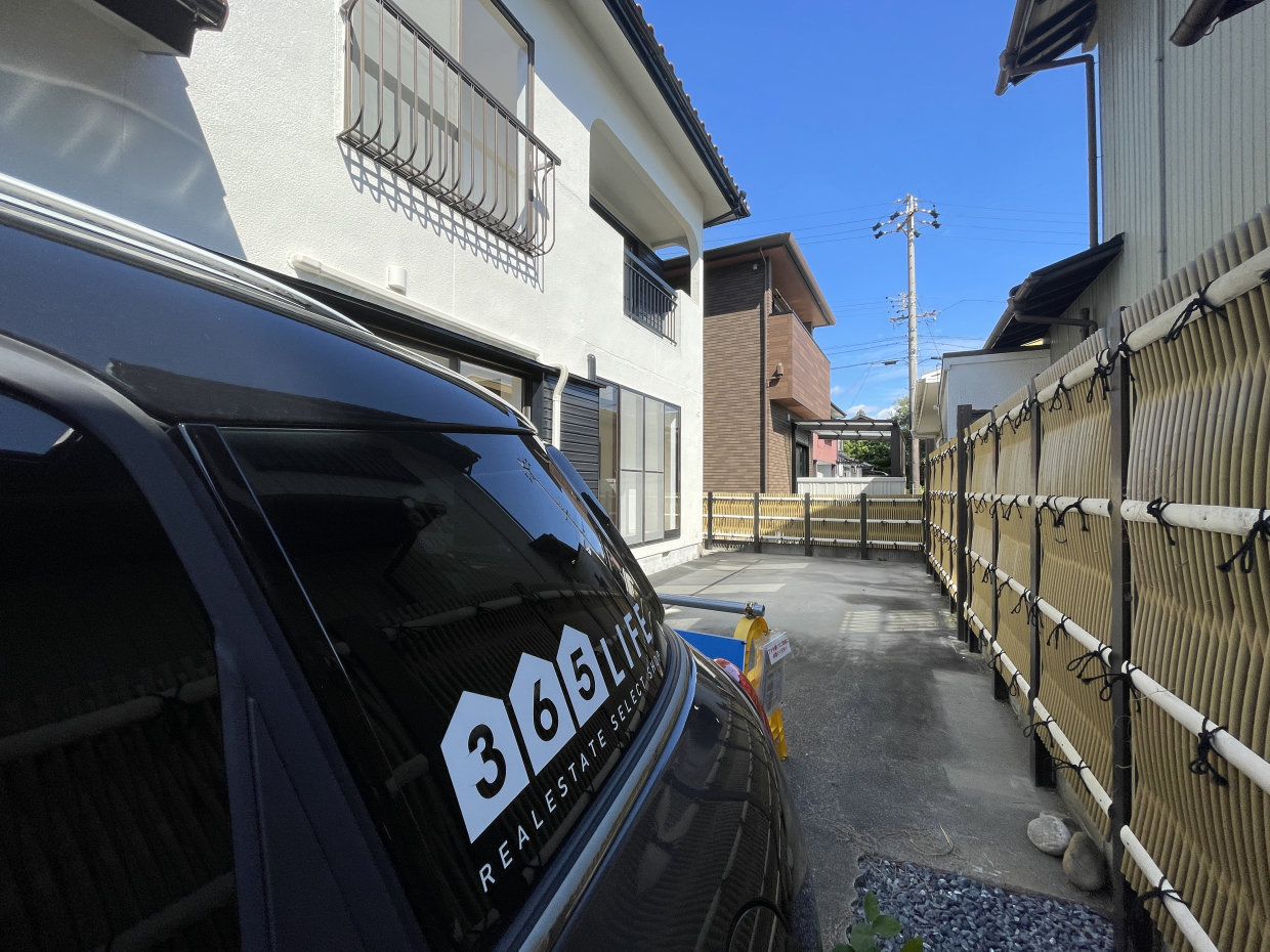 縦列で2台停められる奥行きがあります。