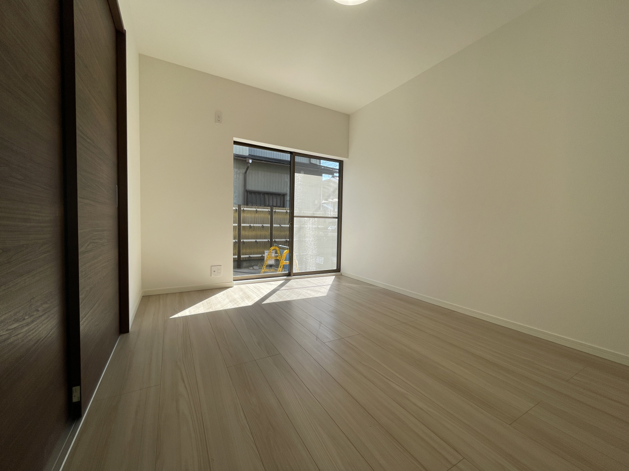 こちらはLDKのお隣の洋室、6帖。