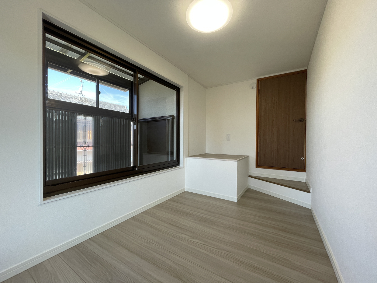 2階の納戸スペース。ウォークイン代わりに使いましょう。